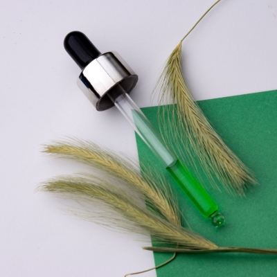 قطره چکان با حلقه‌ی متالایز و مکنده‌ی سیلیکونی