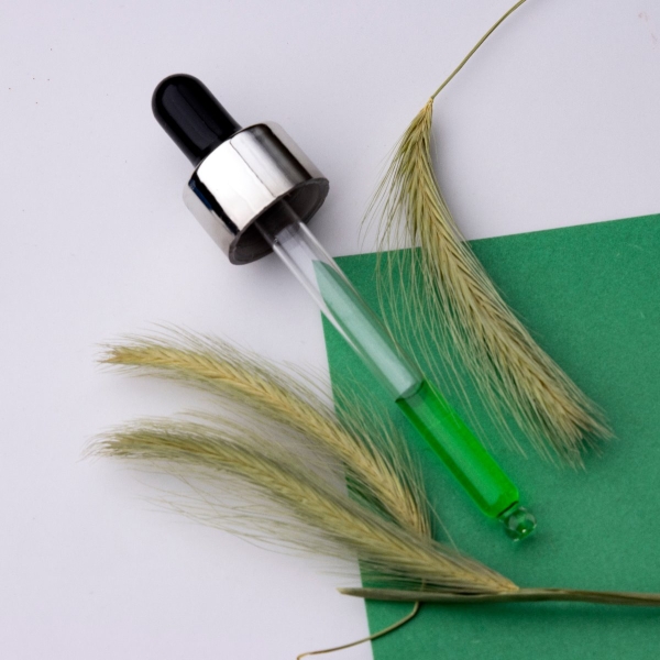 قطره چکان با حلقه‌ی متالایز و مکنده‌ی سیلیکونی